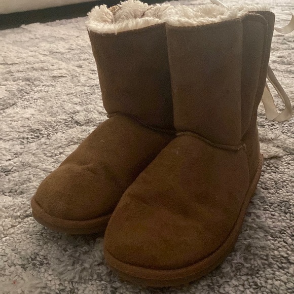 Used with Love, 4Y, Apres By Lamo Fuzzy Boots with Ribbon Laced Back! So Cute!! - Picture 1 of 3